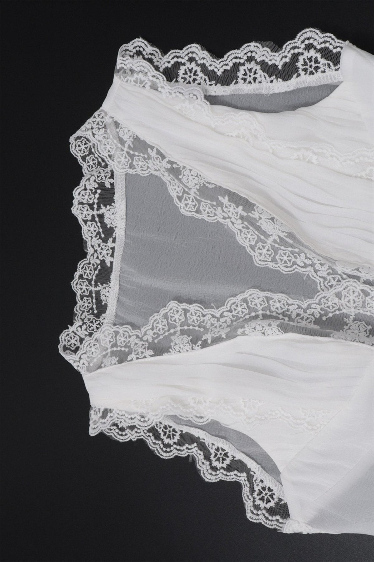 Conjunto de saia Guinevere com acabamento em renda e atilhos nas costas
