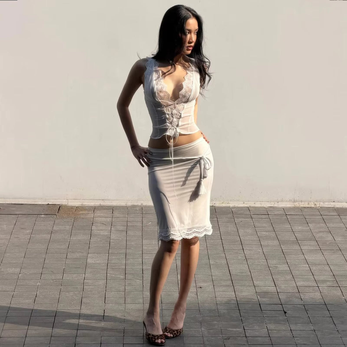 Conjunto de saia Guinevere com acabamento em renda e atilhos nas costas