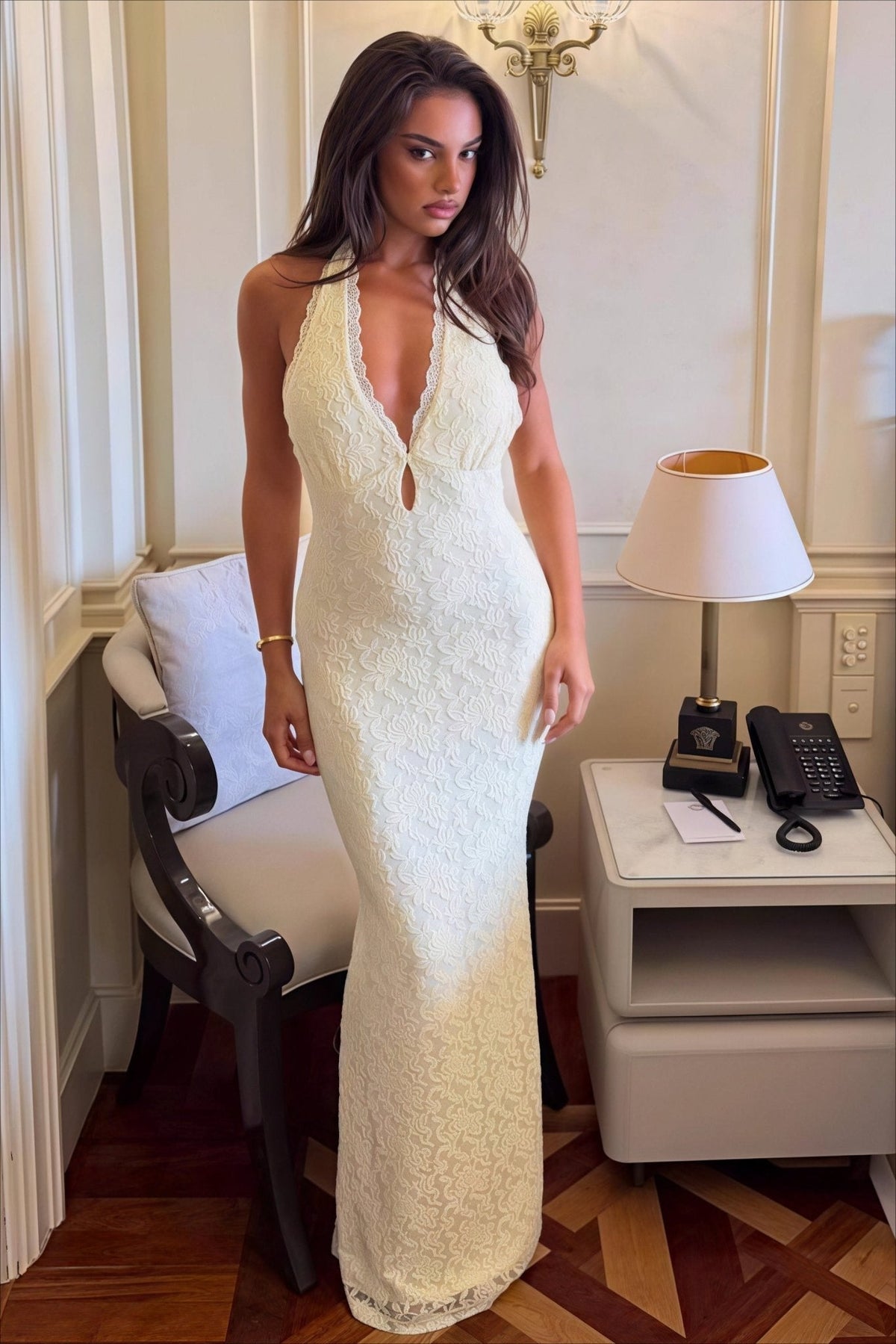 Vestido comprido justo de renda e decote halter Hanna