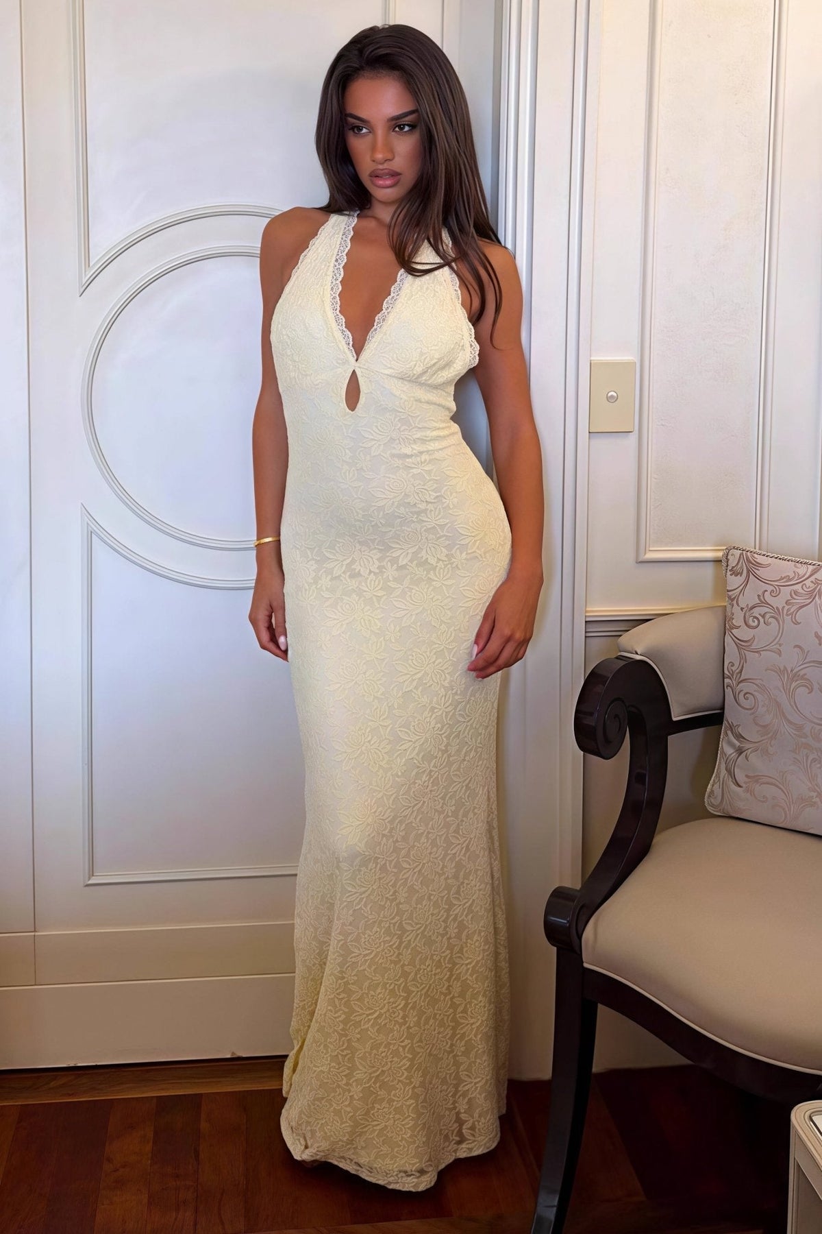 Vestido comprido justo de renda e decote halter Hanna