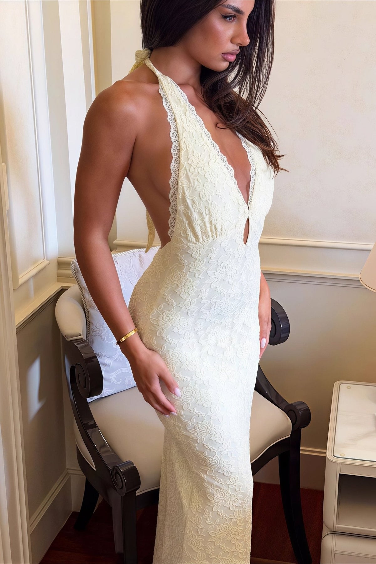 Vestido comprido justo de renda e decote halter Hanna