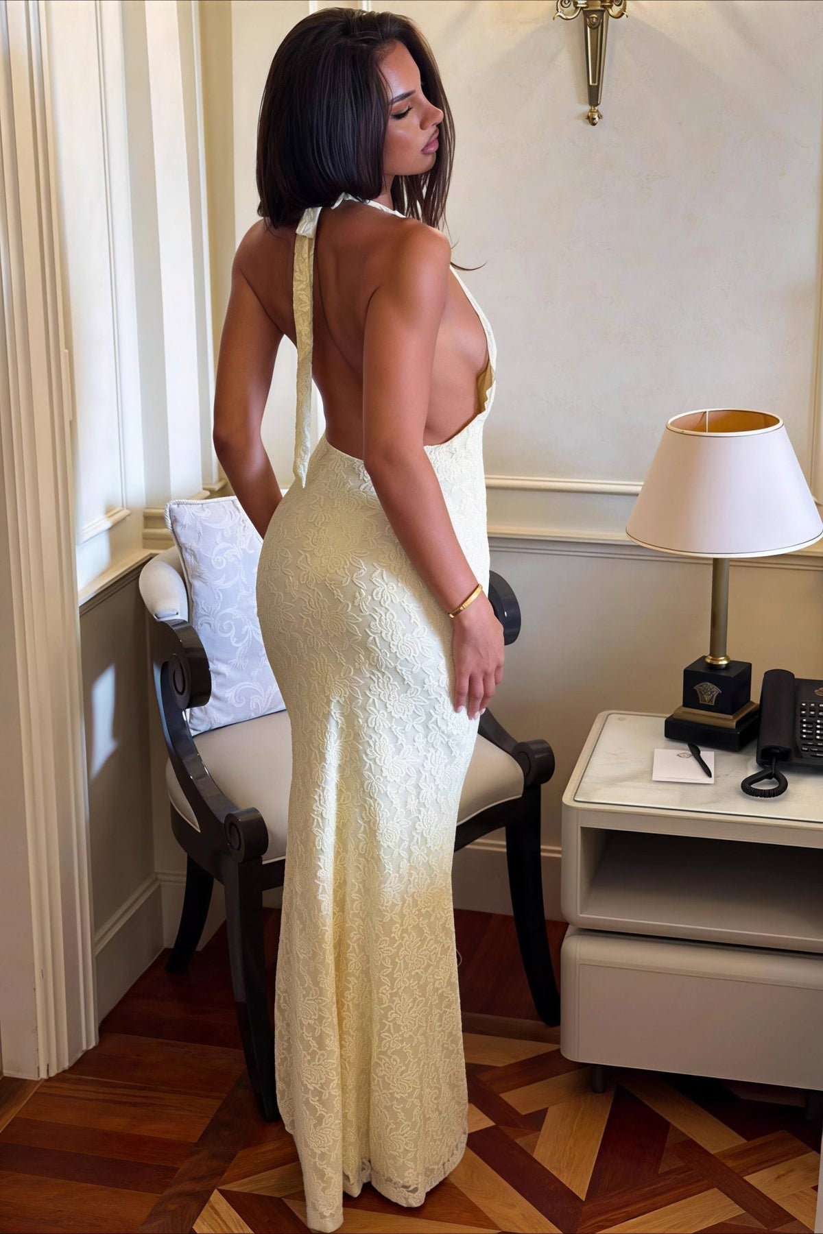 Vestido comprido justo de renda e decote halter Hanna
