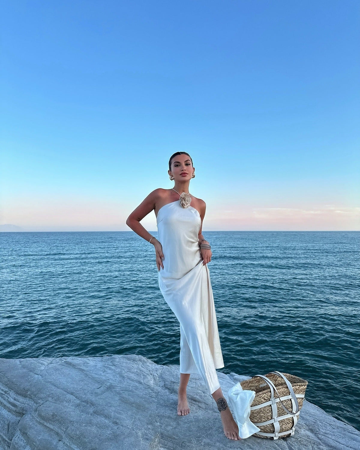 Vestido maxi de cetim com decote halter Harper
