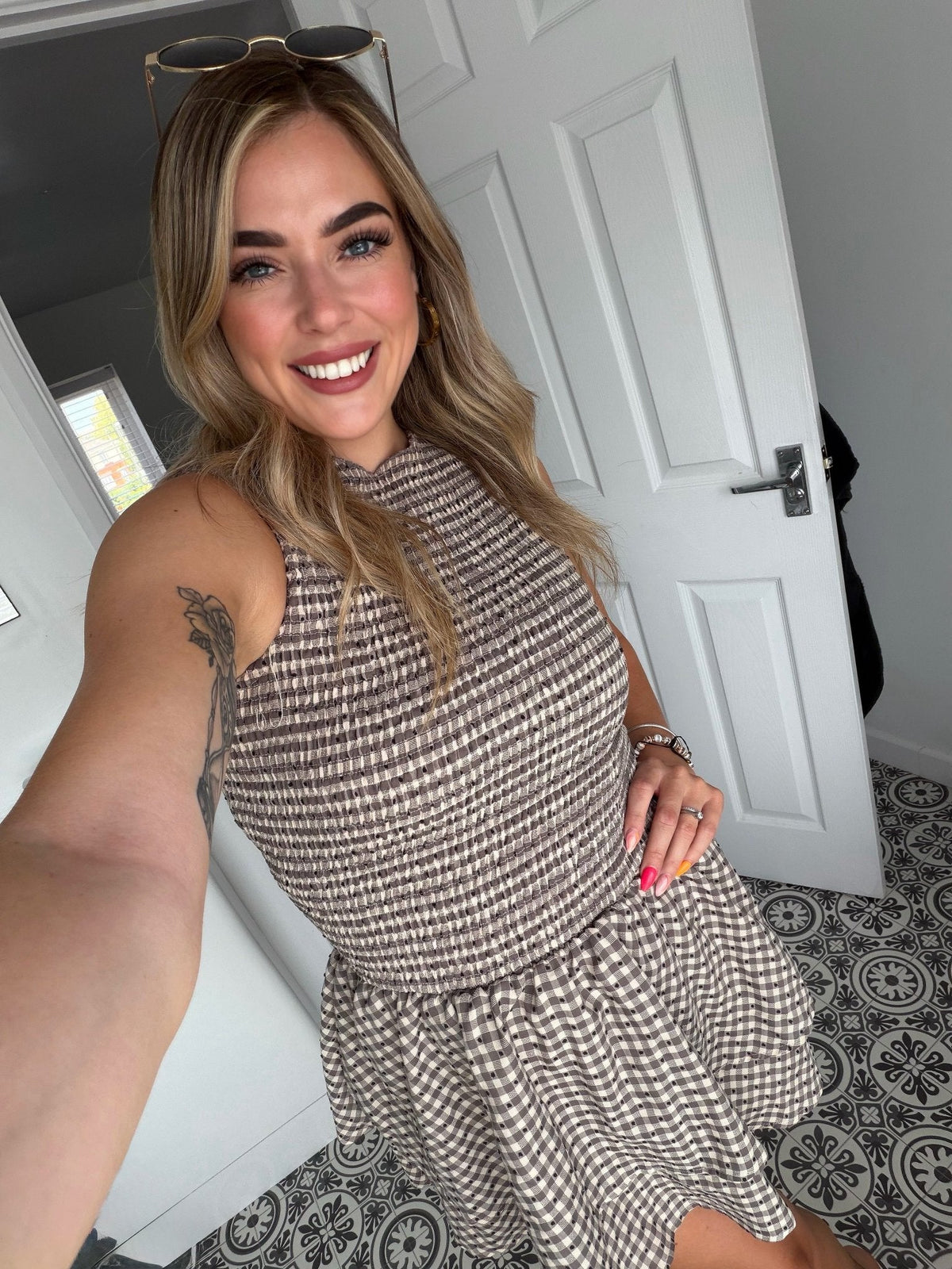 Vestido curto aos quadrados com franzido Hazel