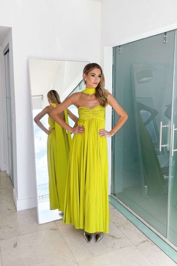Vestido comprido franzido de decote halter com lenço Helena