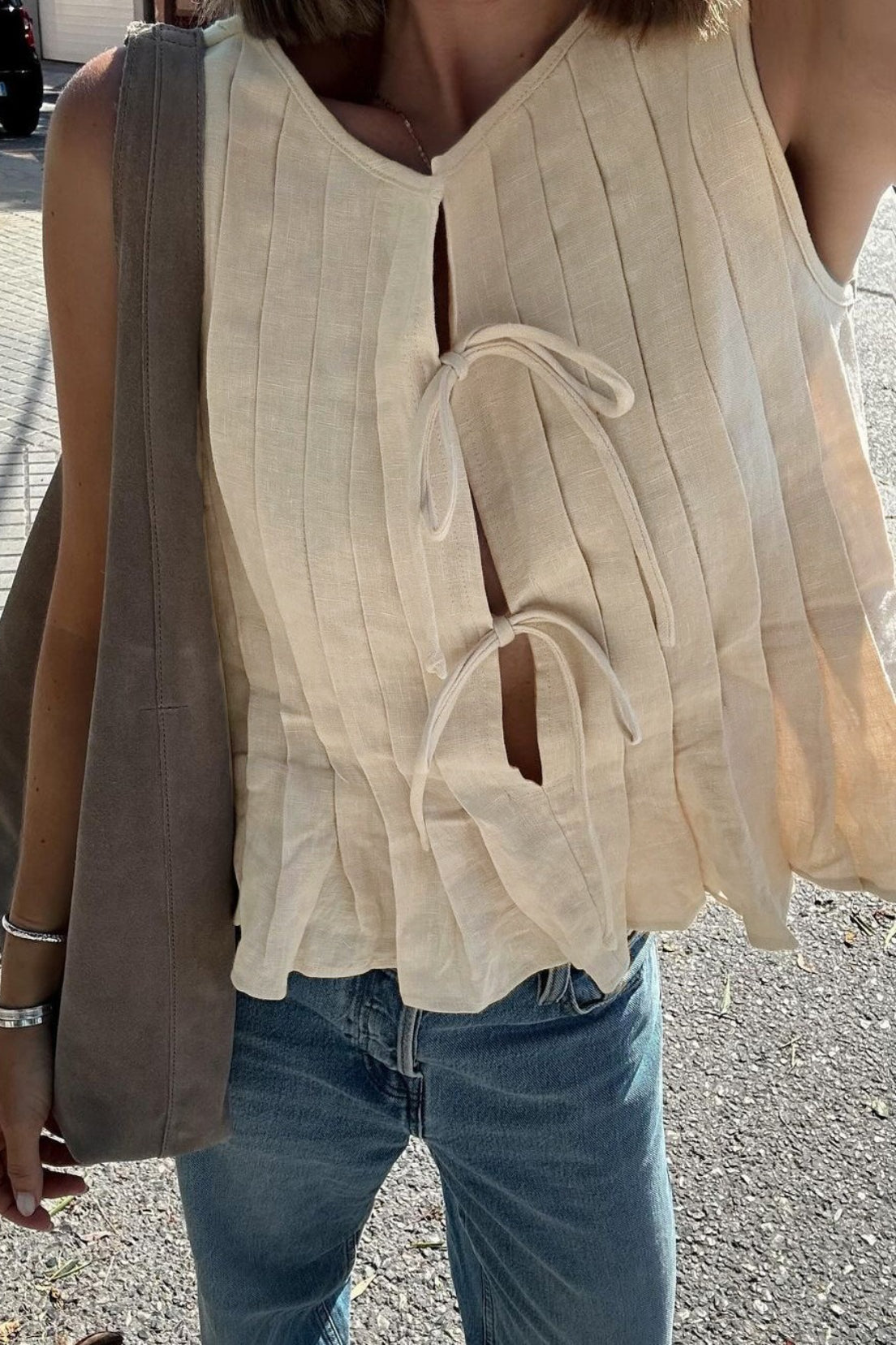 Top Honora com bainha de folhos e atilhos à frente