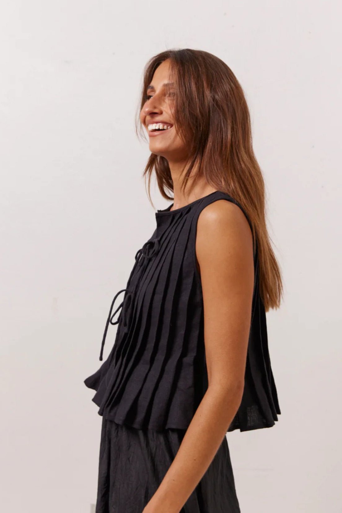 Top Honora com bainha de folhos e atilhos à frente