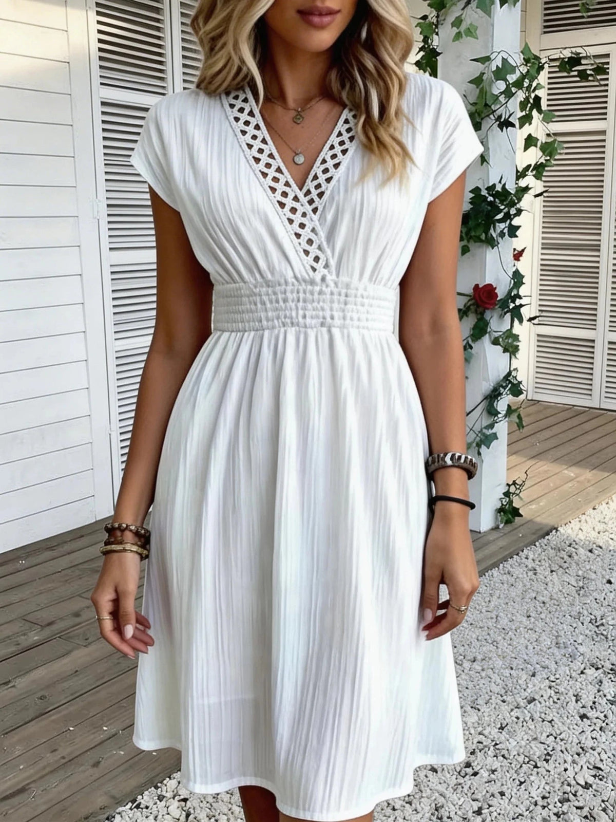 Vestido justo Ilaria em renda francesa com decote em V