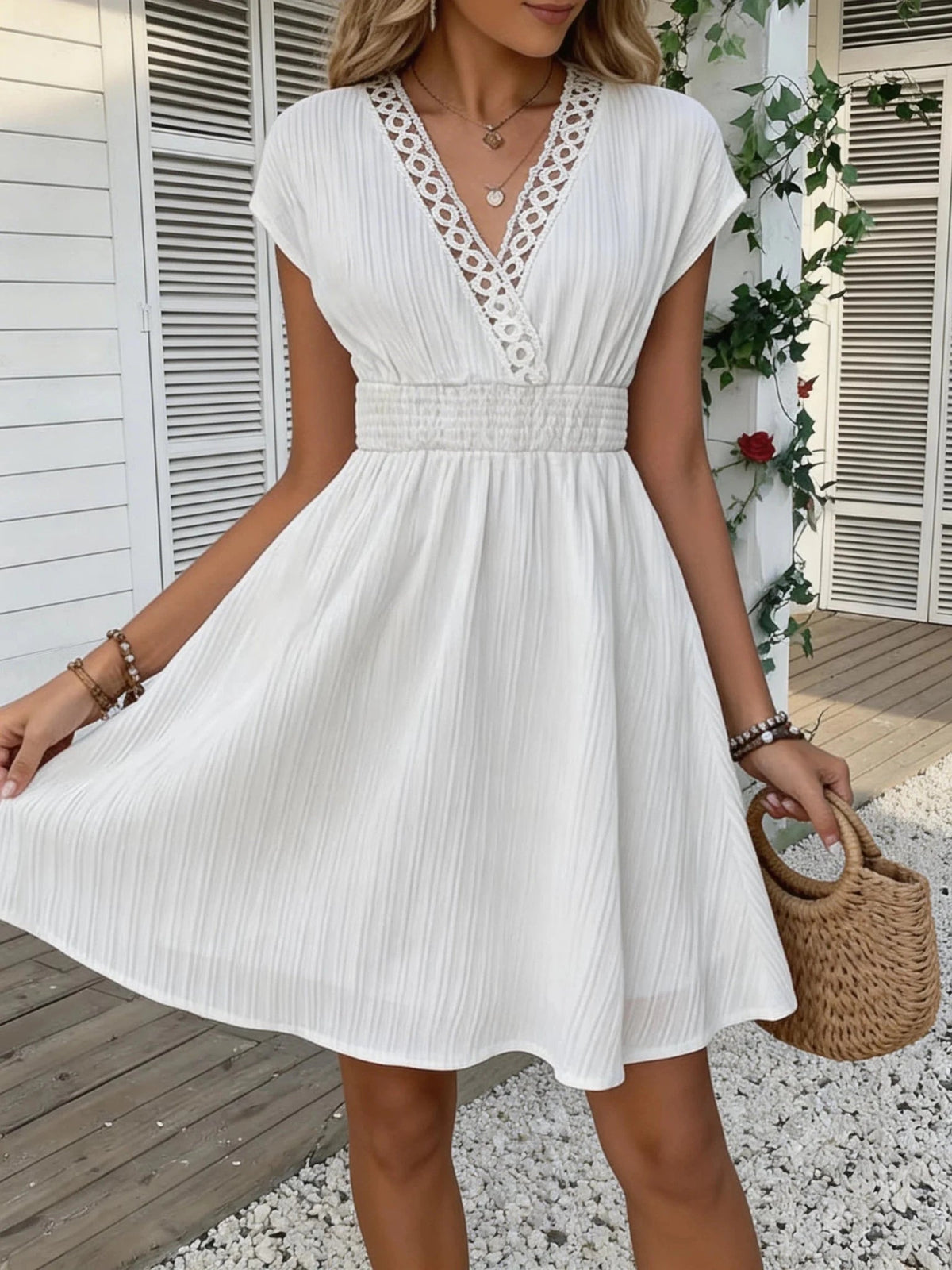 Vestido justo Ilaria em renda francesa com decote em V