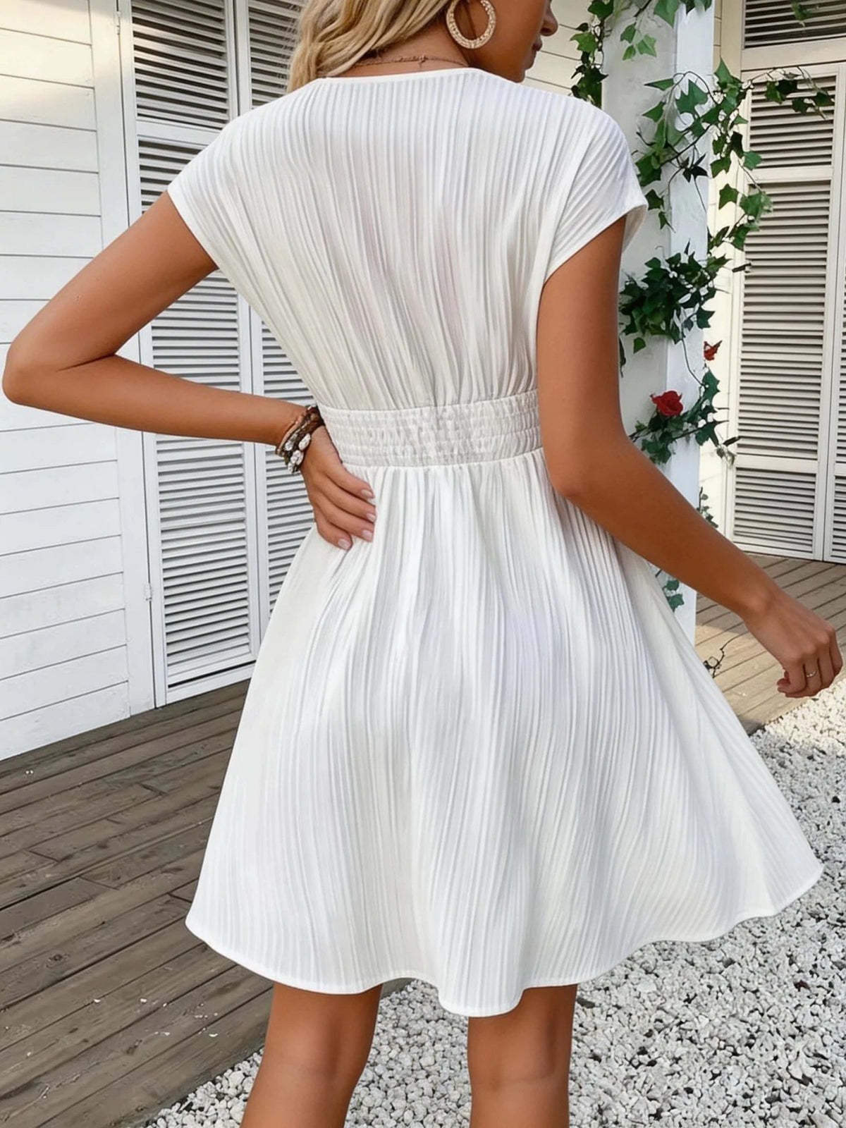 Vestido justo Ilaria em renda francesa com decote em V