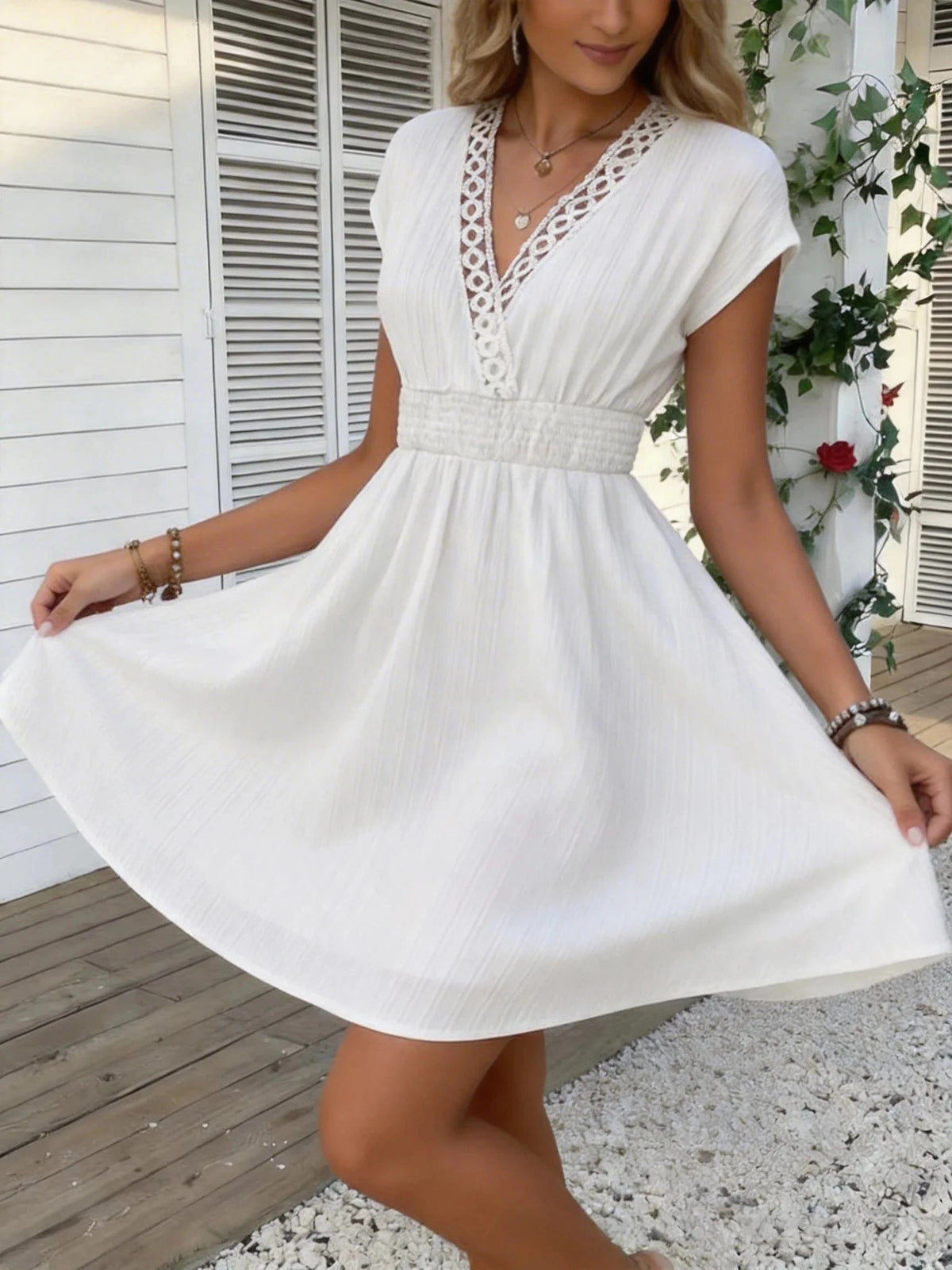Vestido justo Ilaria em renda francesa com decote em V