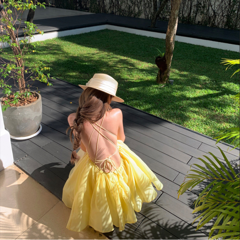 Mini-vestido Isabella com decote em V e camadas