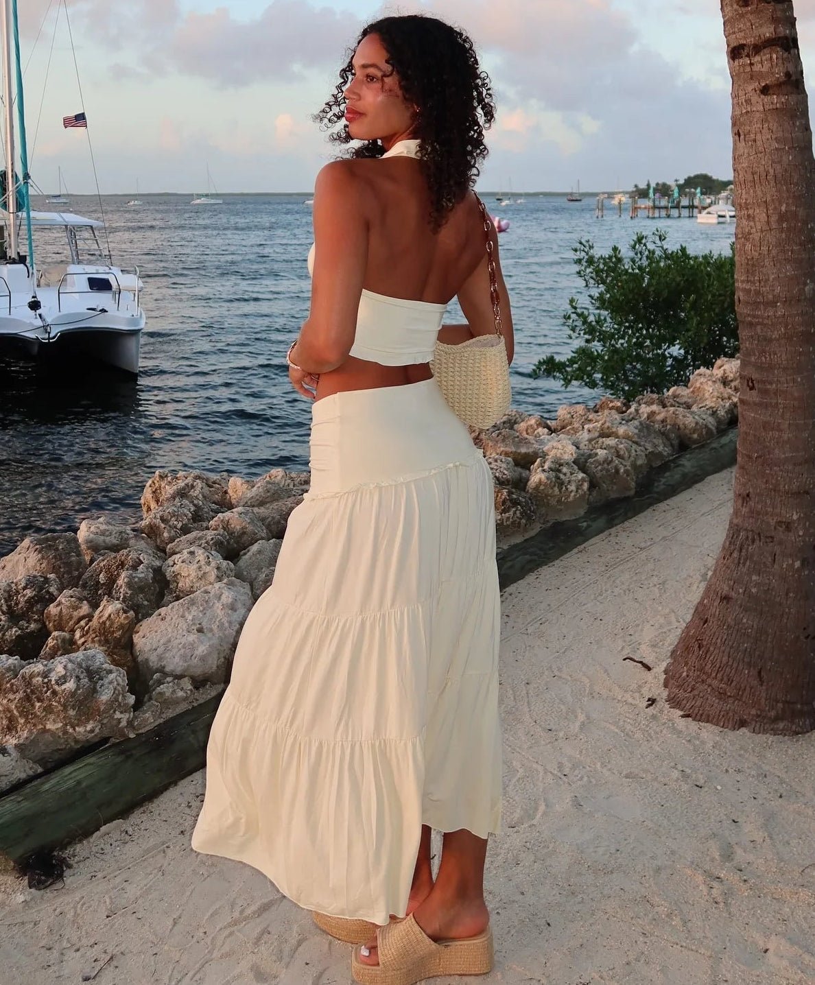 Conjunto de top curto com decote halter e saia plissada Jane