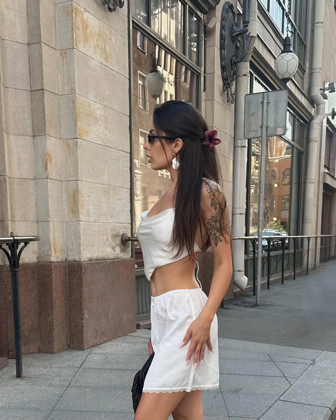 Saia mini acetinada Johana com acabamento em renda
