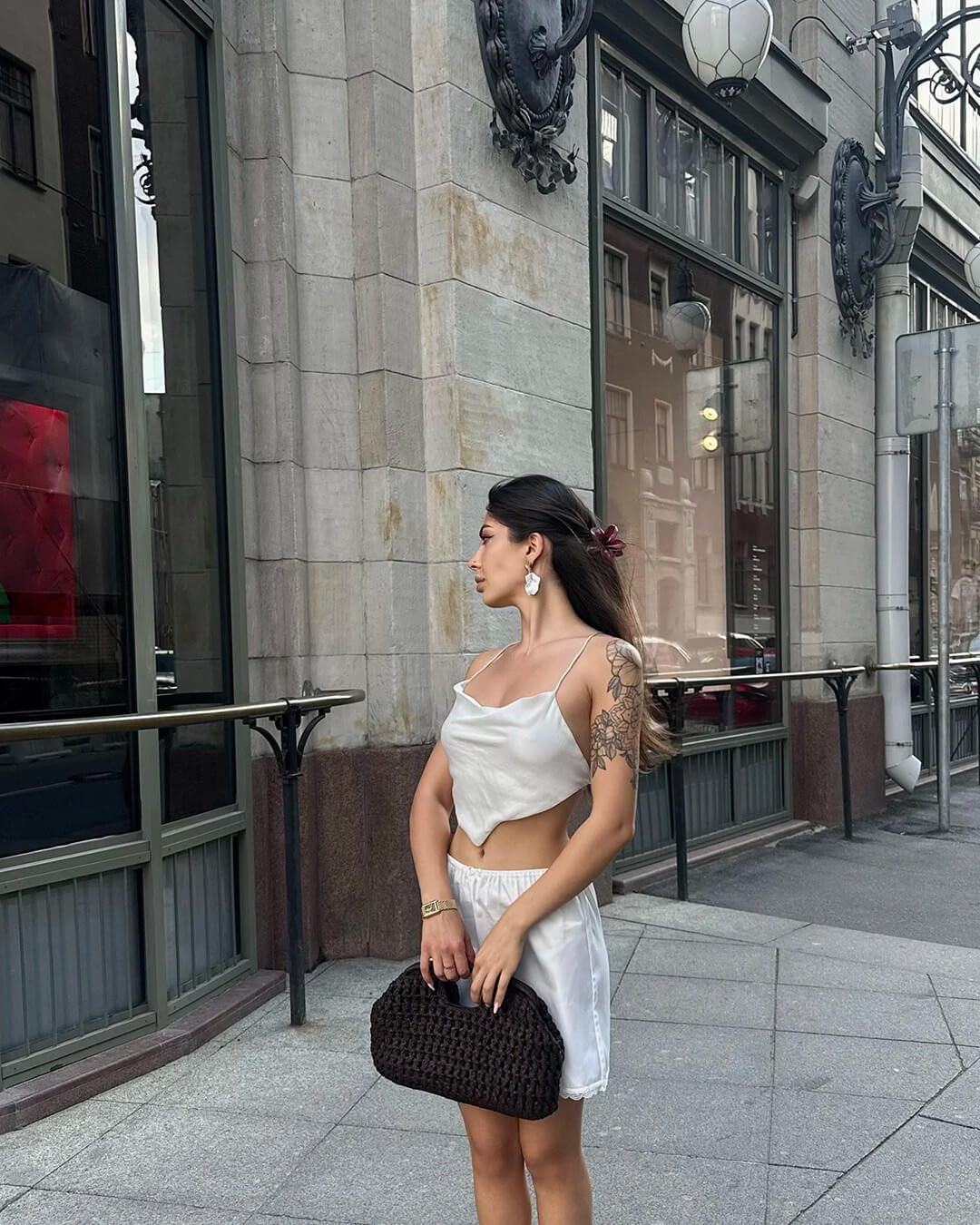 Saia mini acetinada Johana com acabamento em renda