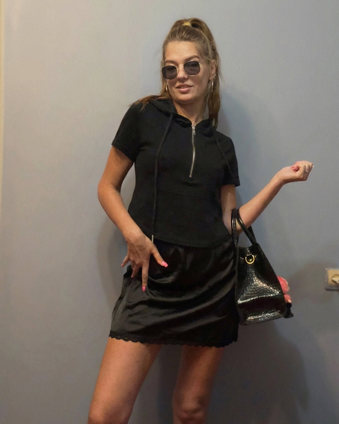 Saia mini acetinada Johana com acabamento em renda