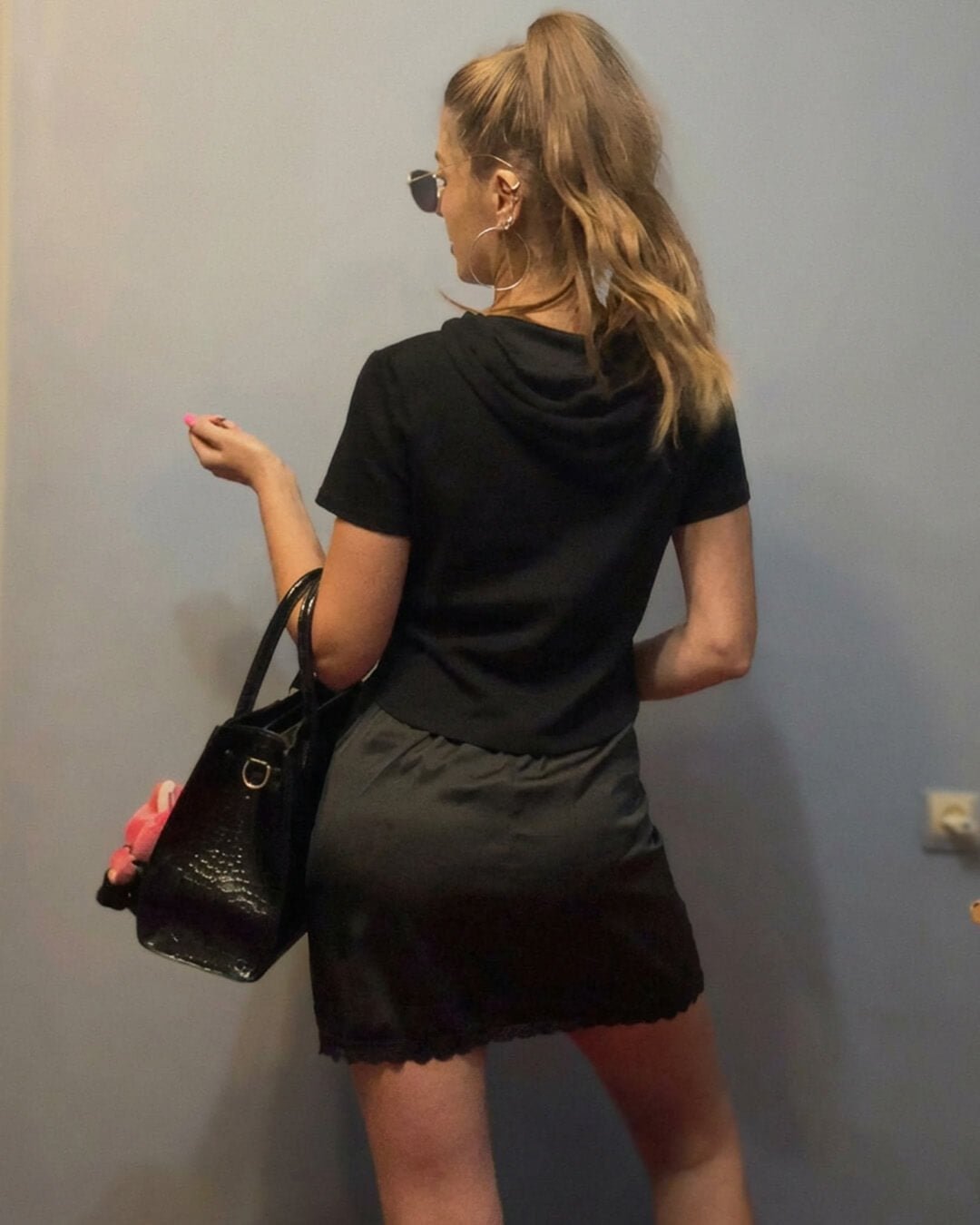 Saia mini acetinada Johana com acabamento em renda