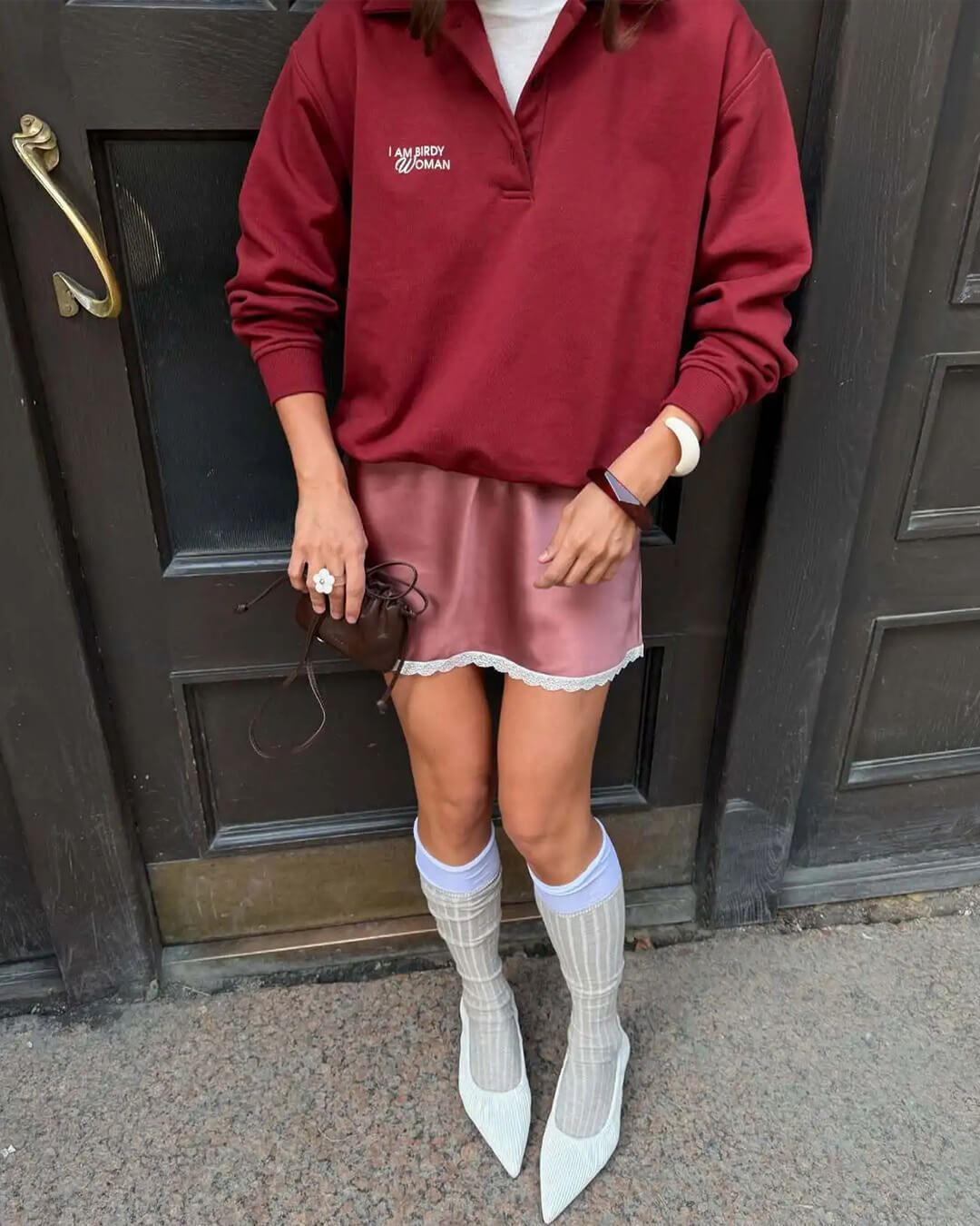 Saia mini acetinada Johana com acabamento em renda