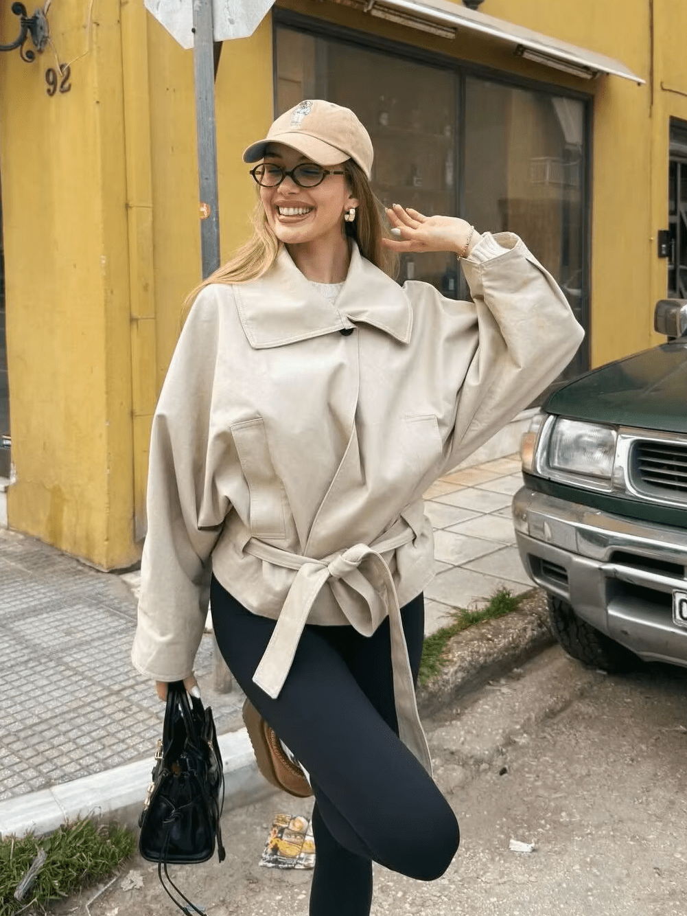 Gabardina Julie assimétrica com cinto