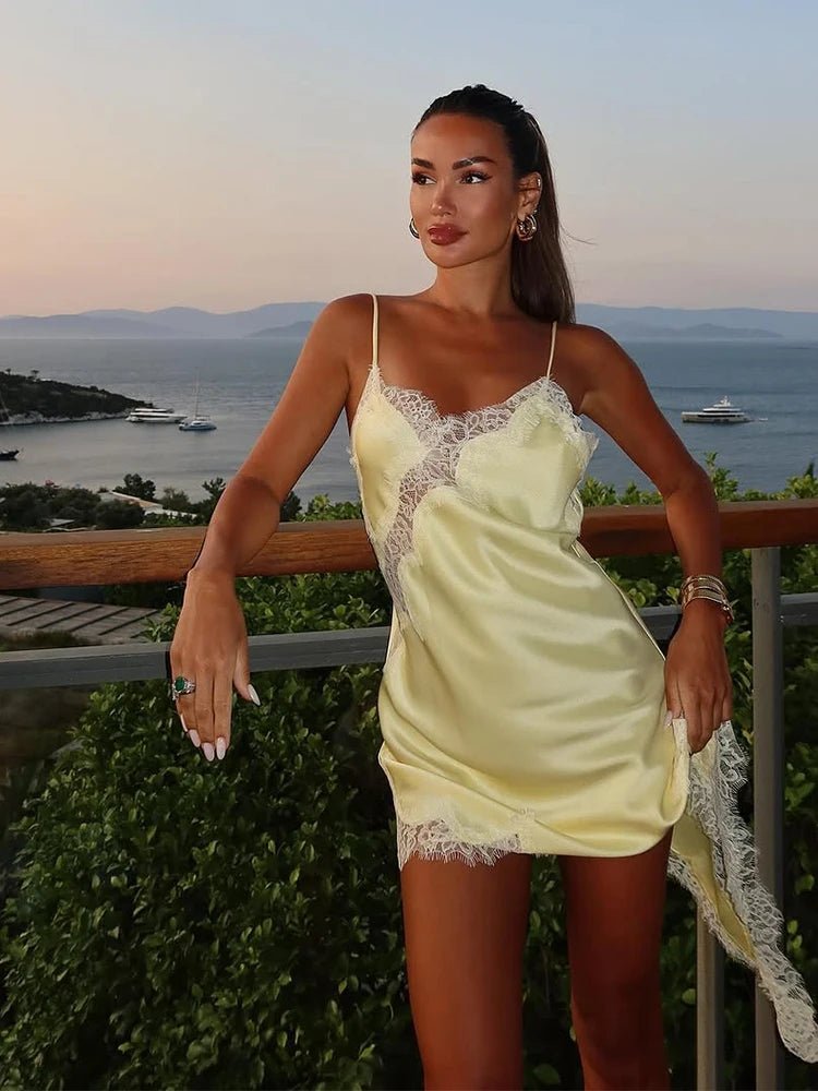 Vestido curto assimétrico de cetim Kara
