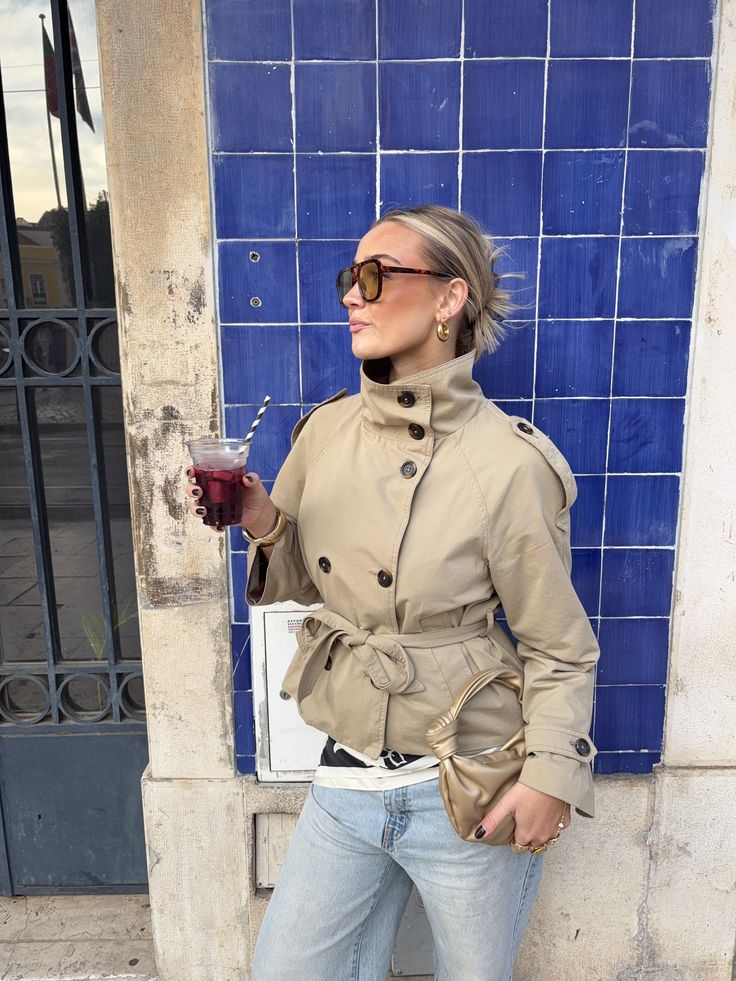 Gabardine curta com gola subida Kara