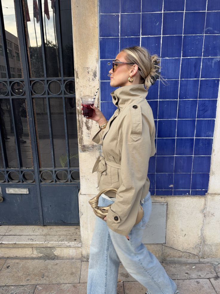 Gabardine curta com gola subida Kara