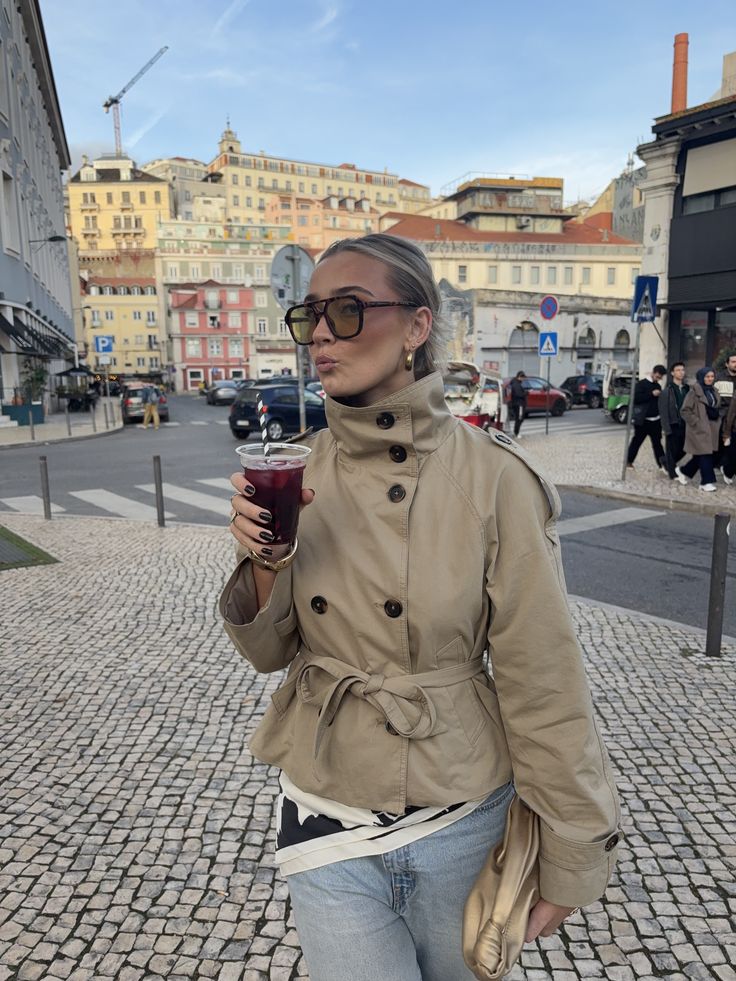 Gabardine curta com gola subida Kara