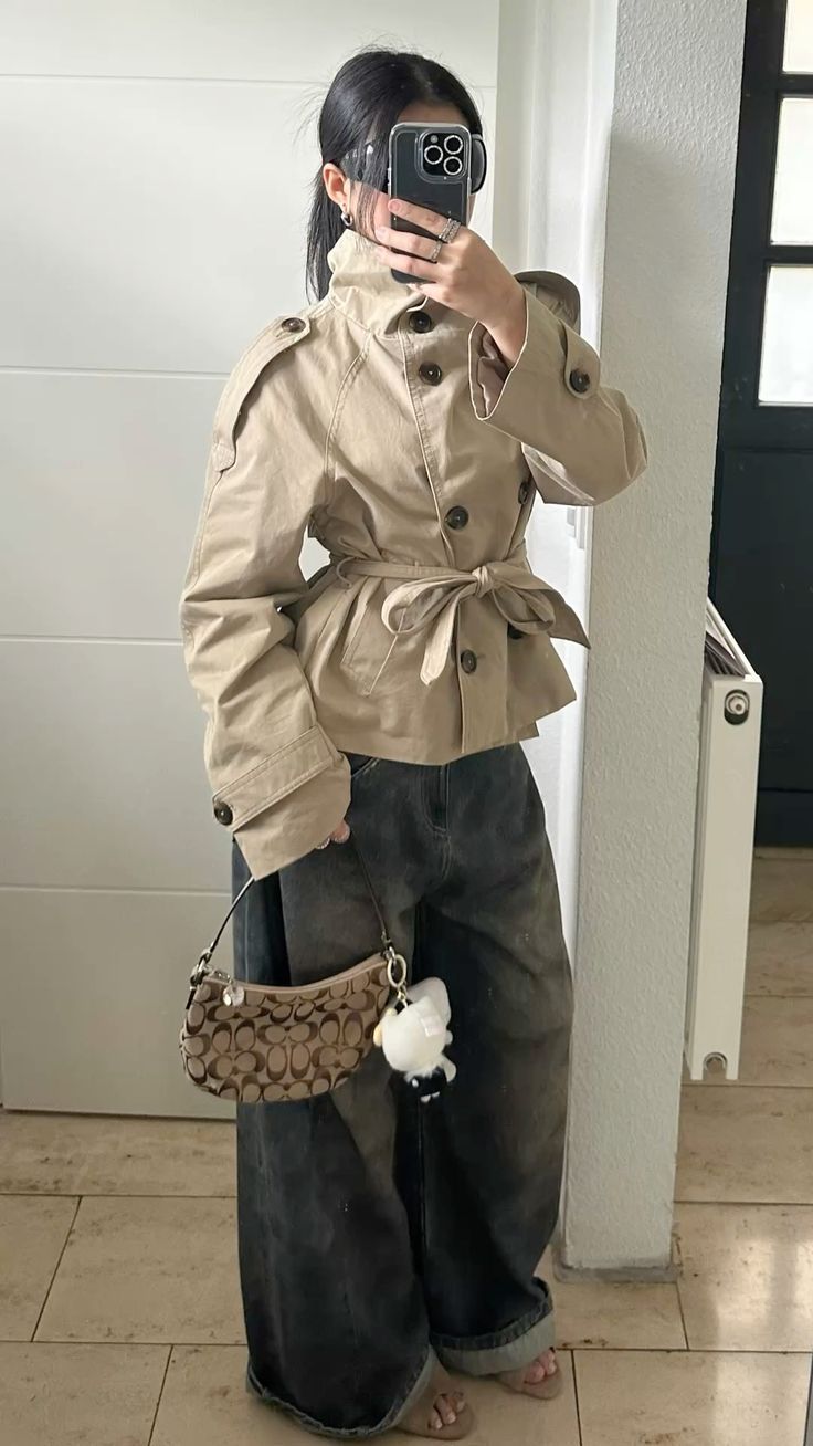 Gabardine curta com gola subida Kara