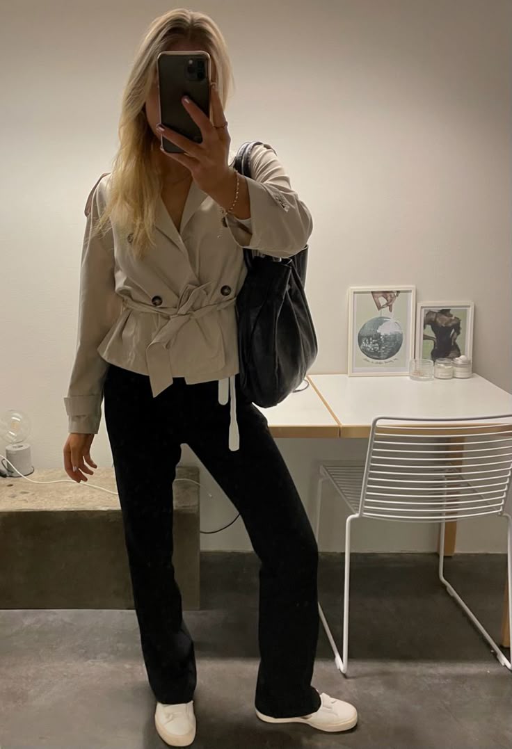Gabardine curta com gola subida Kara