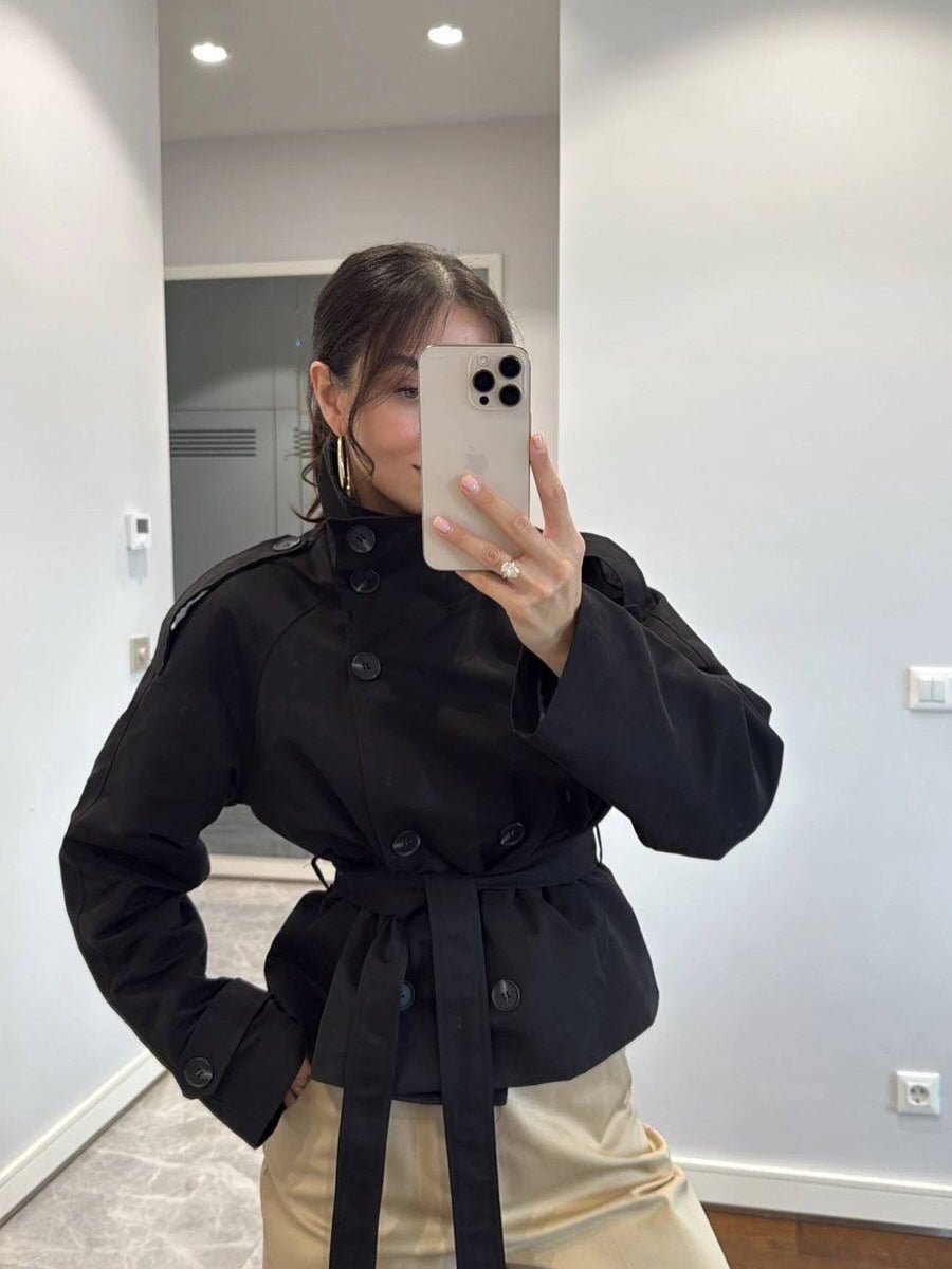 Gabardine curta com gola subida Kara
