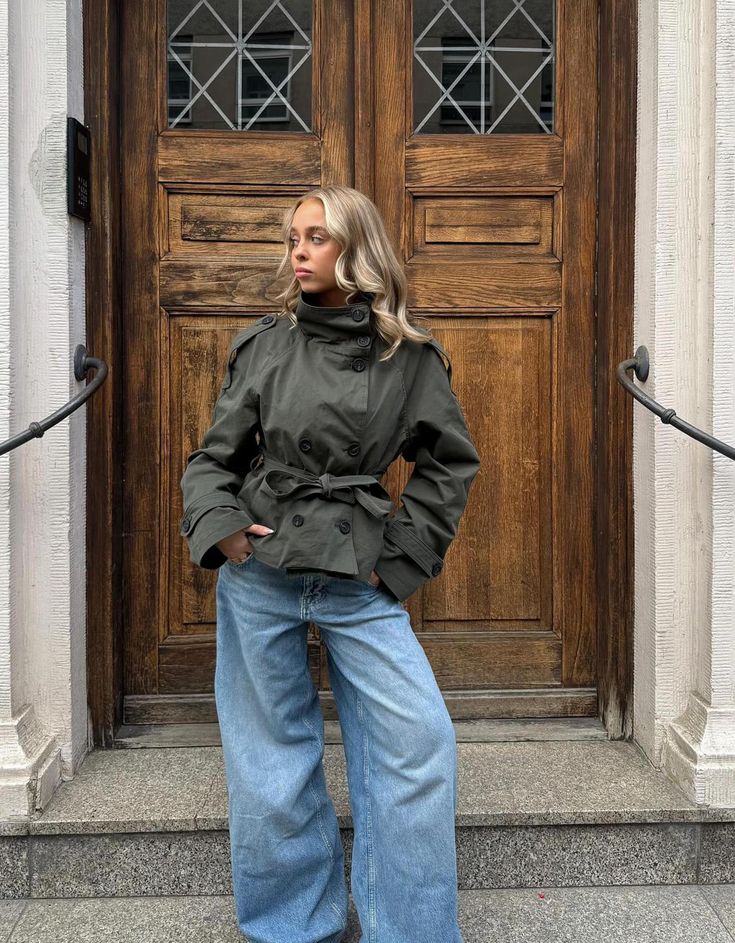 Gabardine curta com gola subida Kara