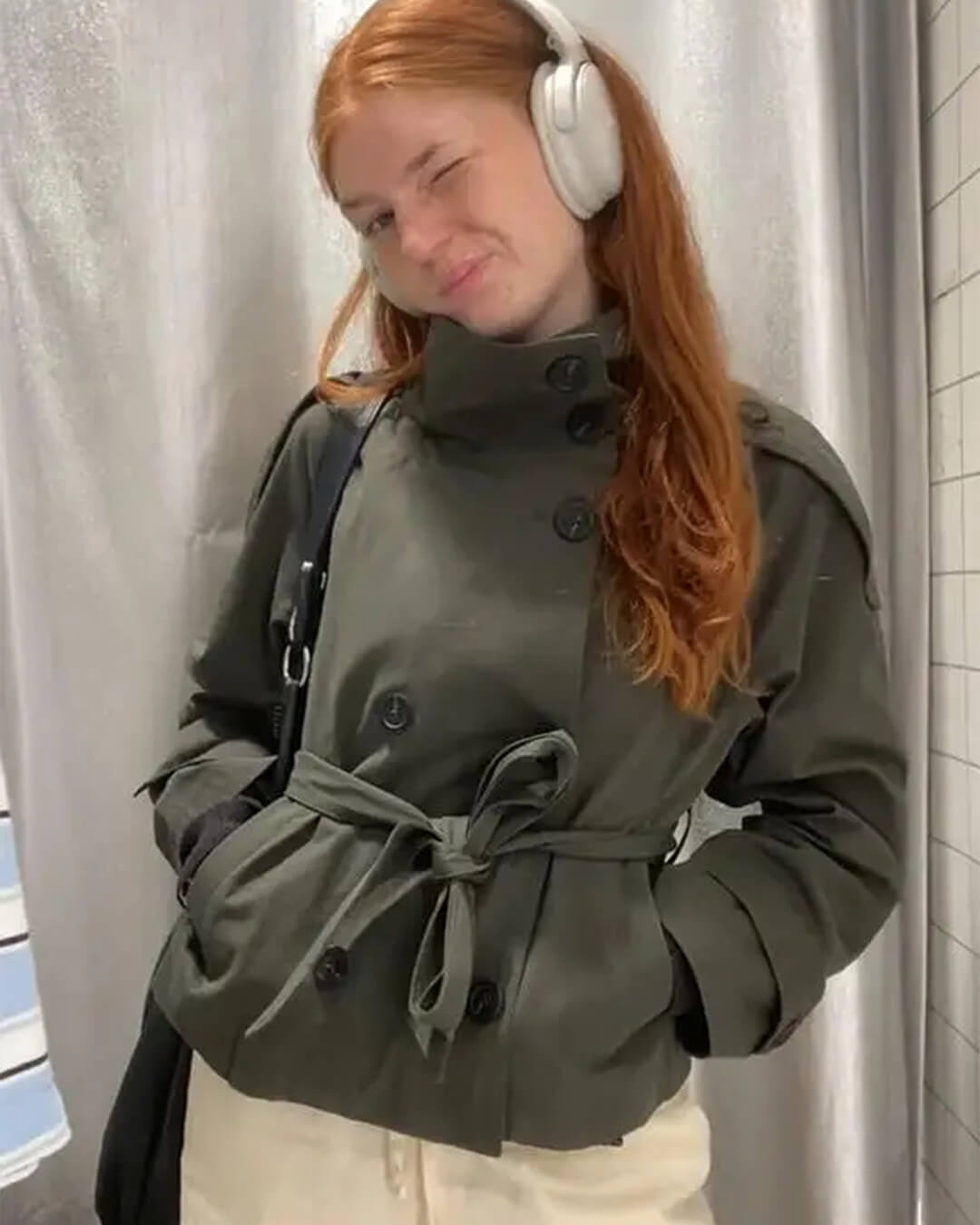 Gabardine curta com gola subida Kara