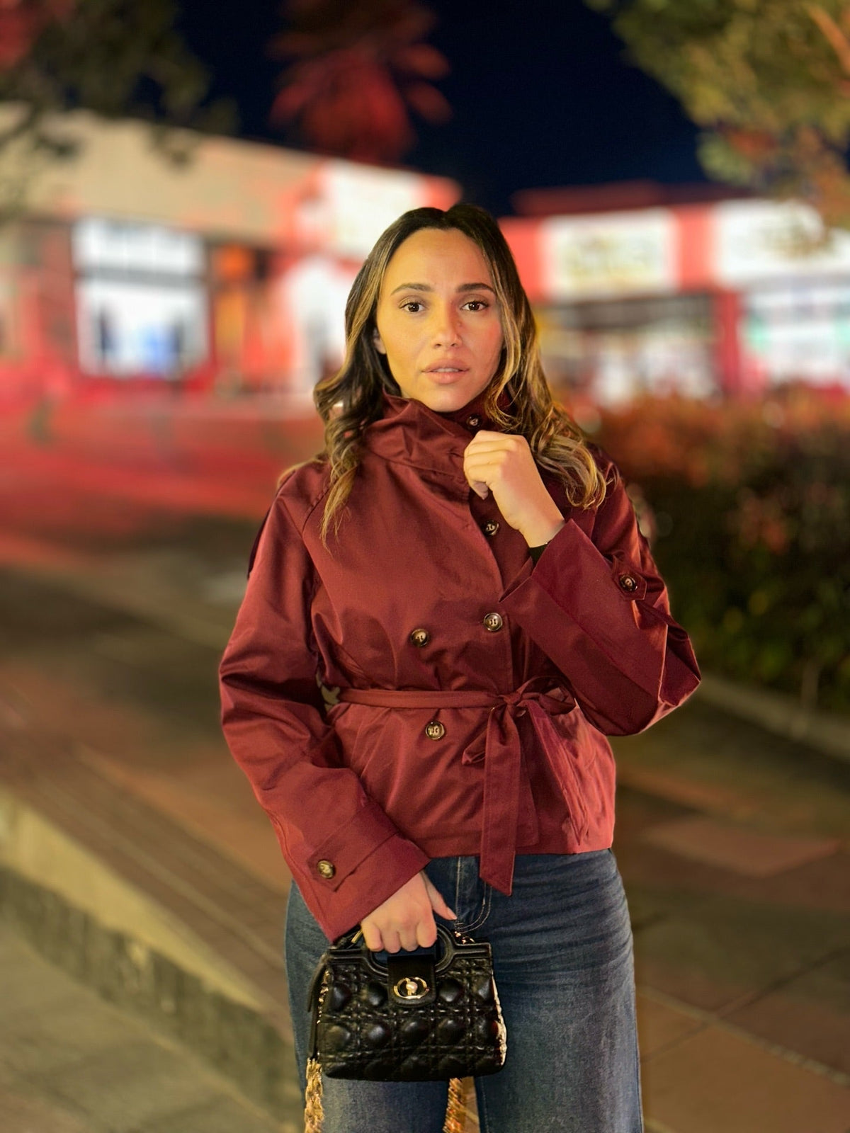 Gabardine curta com gola subida Kara
