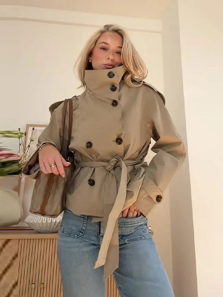 Gabardine curta com gola subida Kara