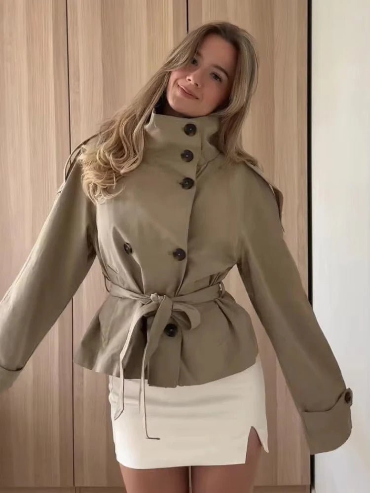 Gabardine curta com gola subida Kara