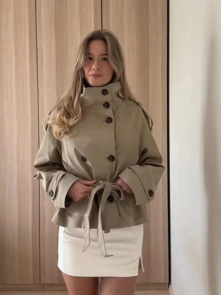 Gabardine curta com gola subida Kara