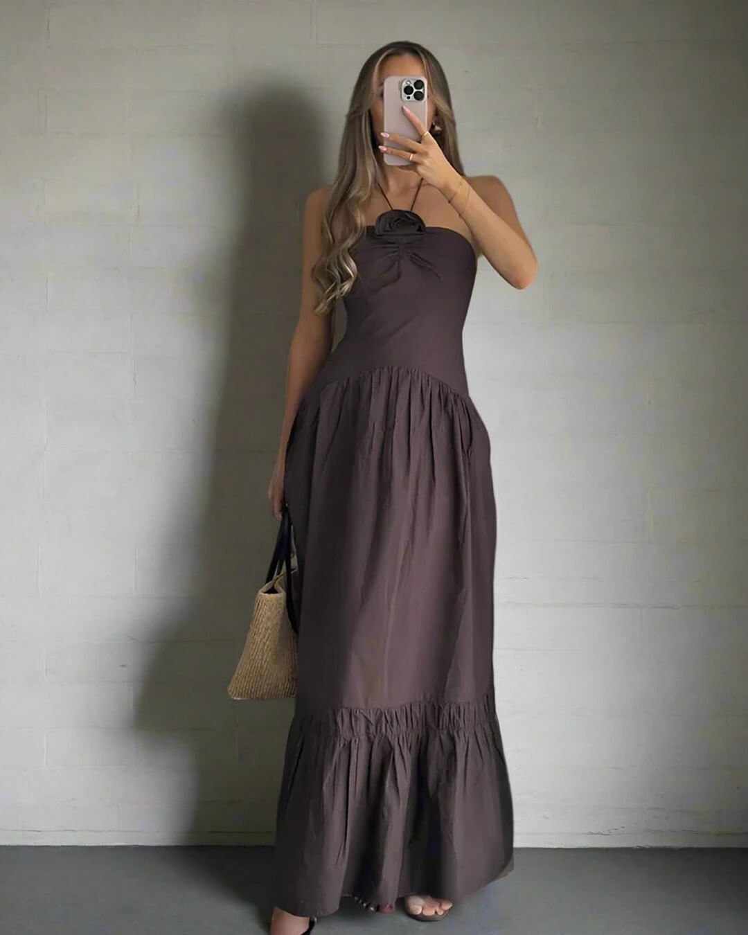 Vestido midi Kate com decote halter e aplicação de flor