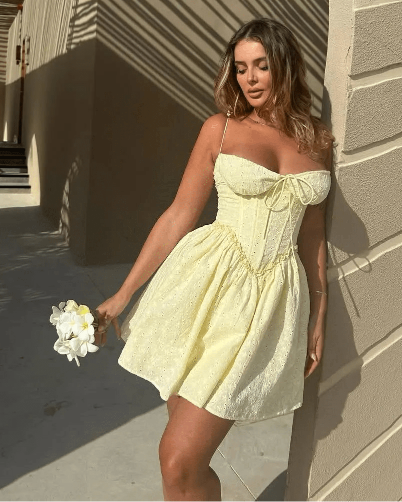 Vestido curto bordado com recortes Katie