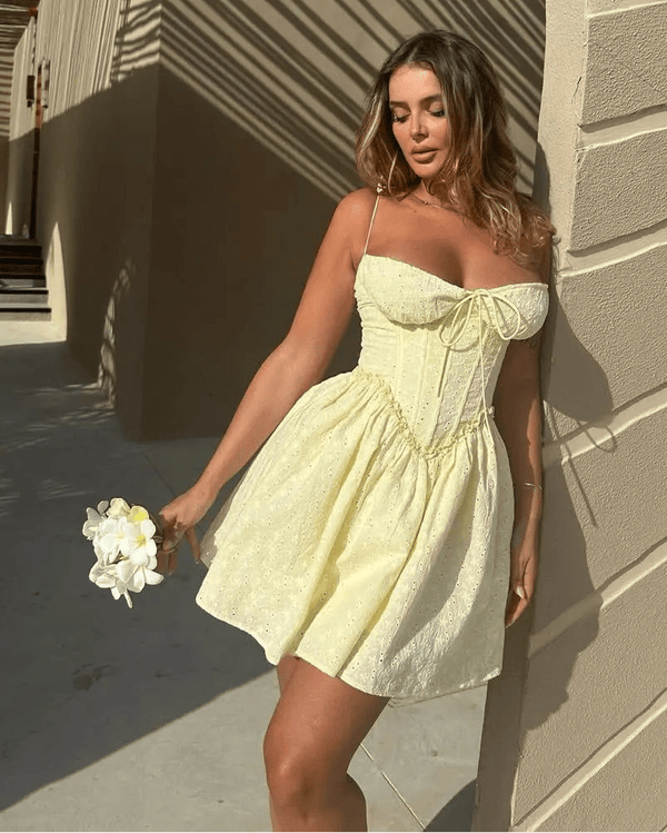 Vestido curto bordado com recortes Katie