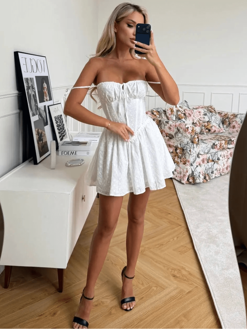 Vestido curto bordado com recortes Katie
