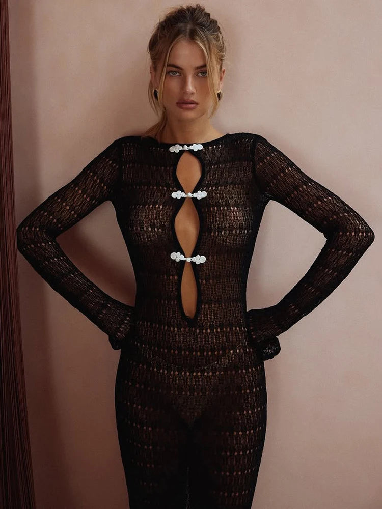 Vestido comprido de renda, decotado nas costas e com recortes