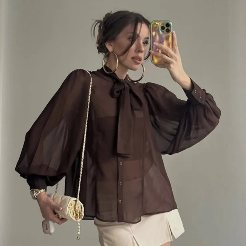 Blusa transparente com gola de laço Flavia