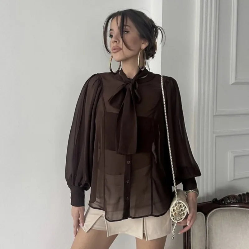 Blusa transparente com gola de laço Flavia
