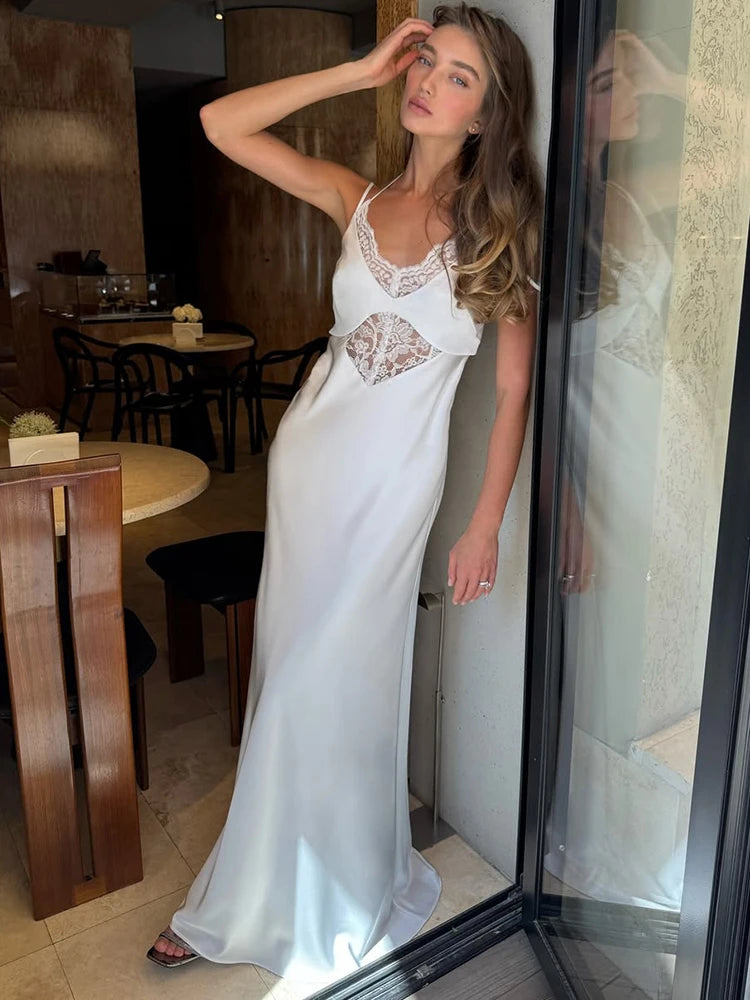 Vestido comprido de renda com decote em V e atilhos