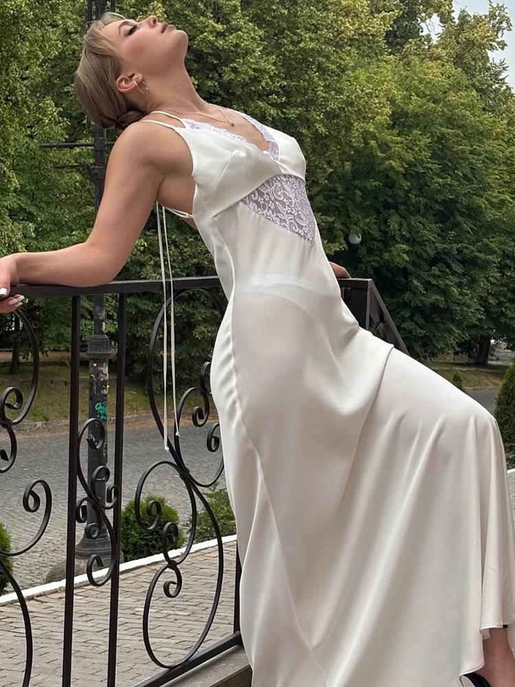 Vestido comprido de renda com decote em V e atilhos