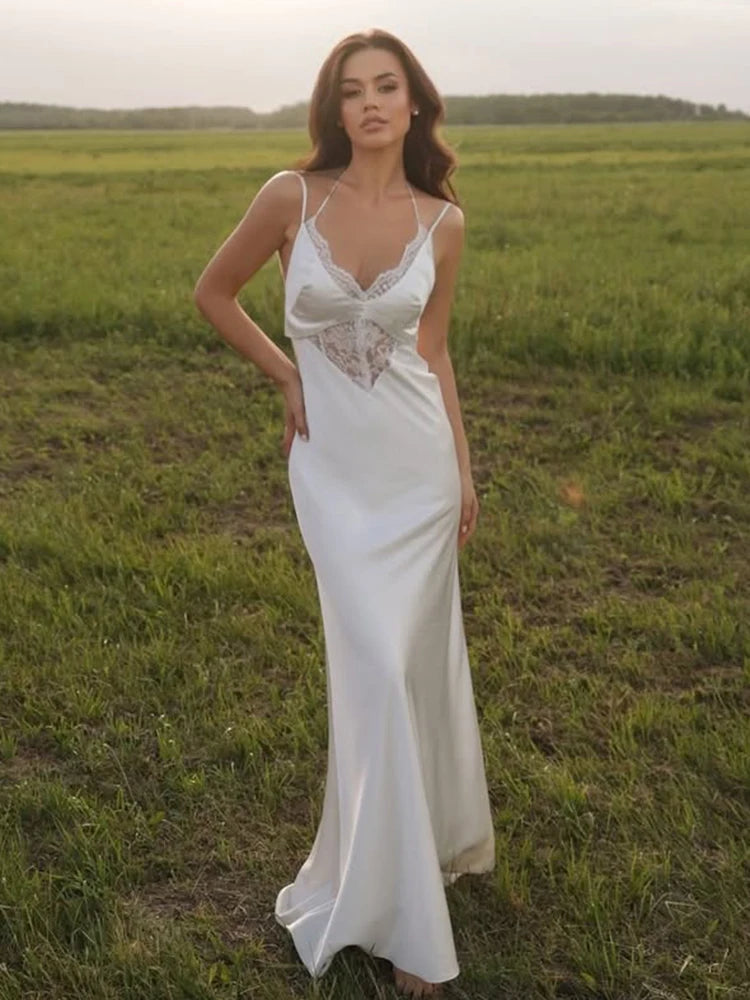 Vestido comprido de renda com decote em V e atilhos