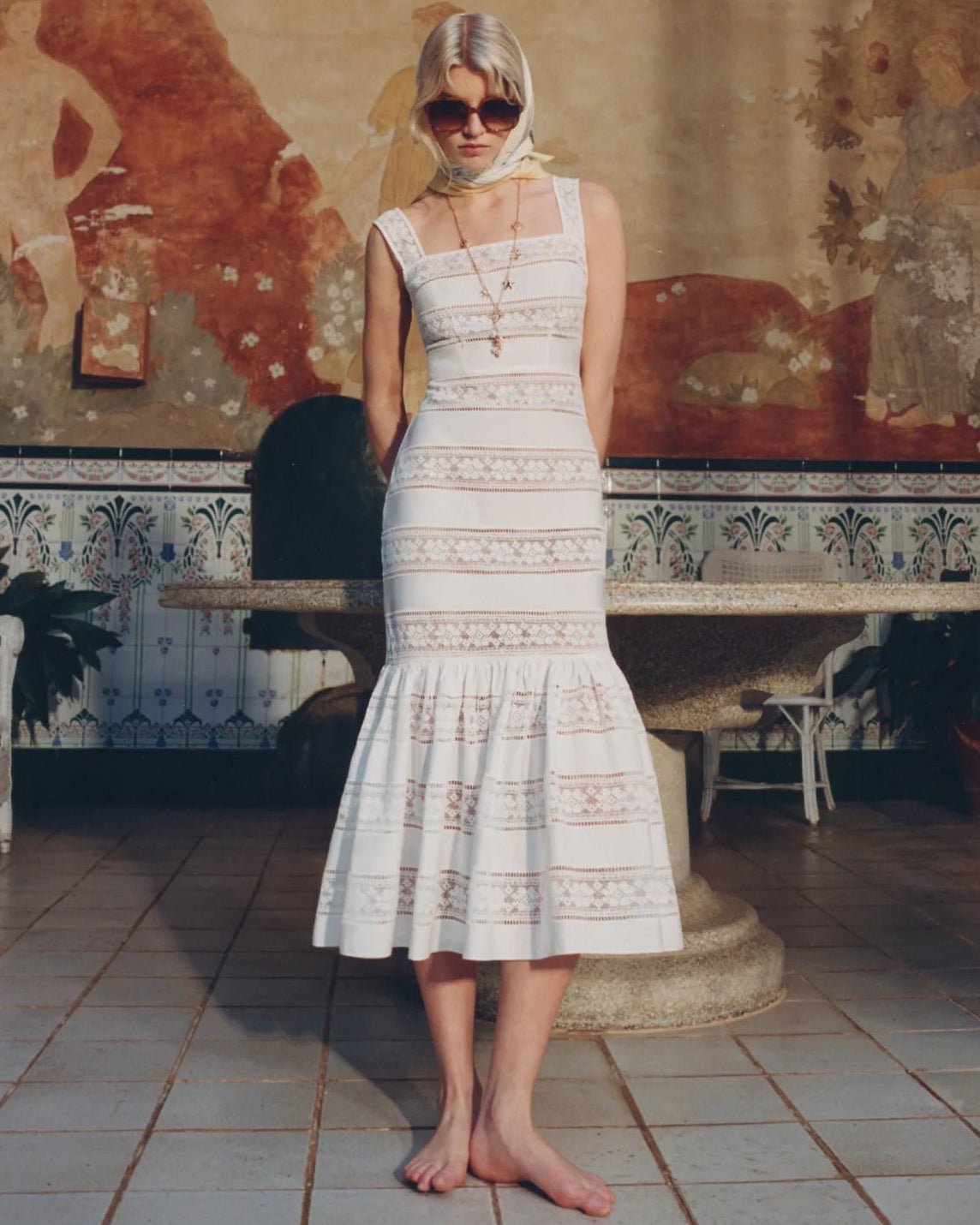 Vestido de renda bordada Laura, com corte sereia