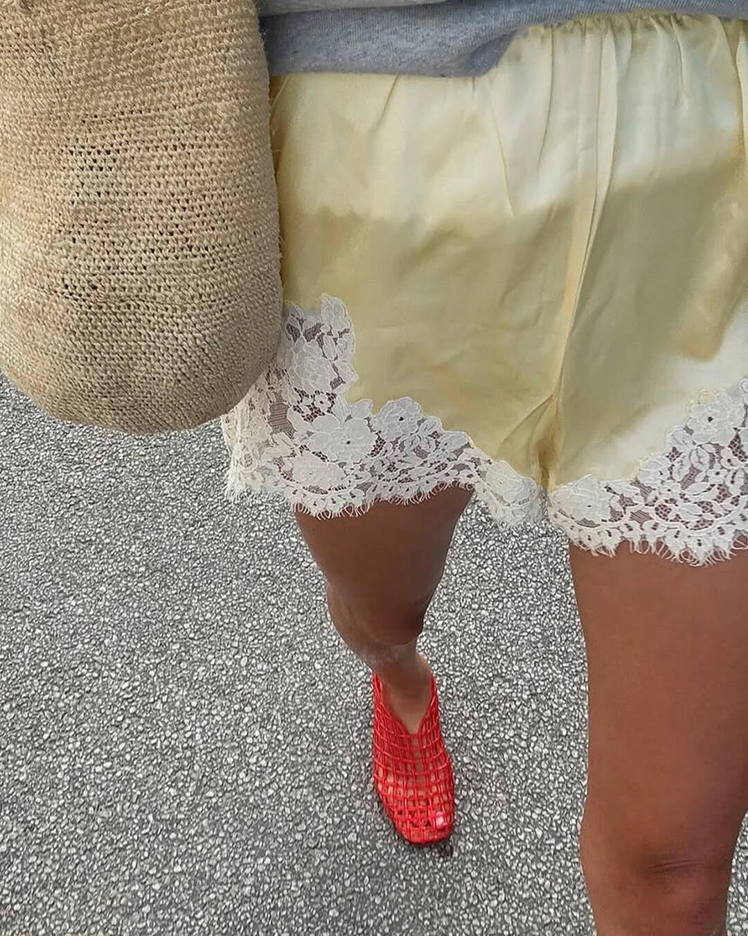 Calções curtos Laura em cetim com patchwork de renda