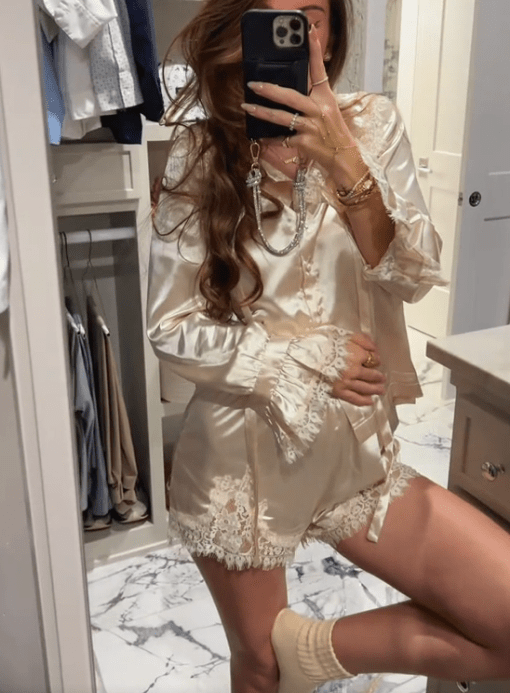 Conjunto de lazer em cetim com acabamento em renda Laurie