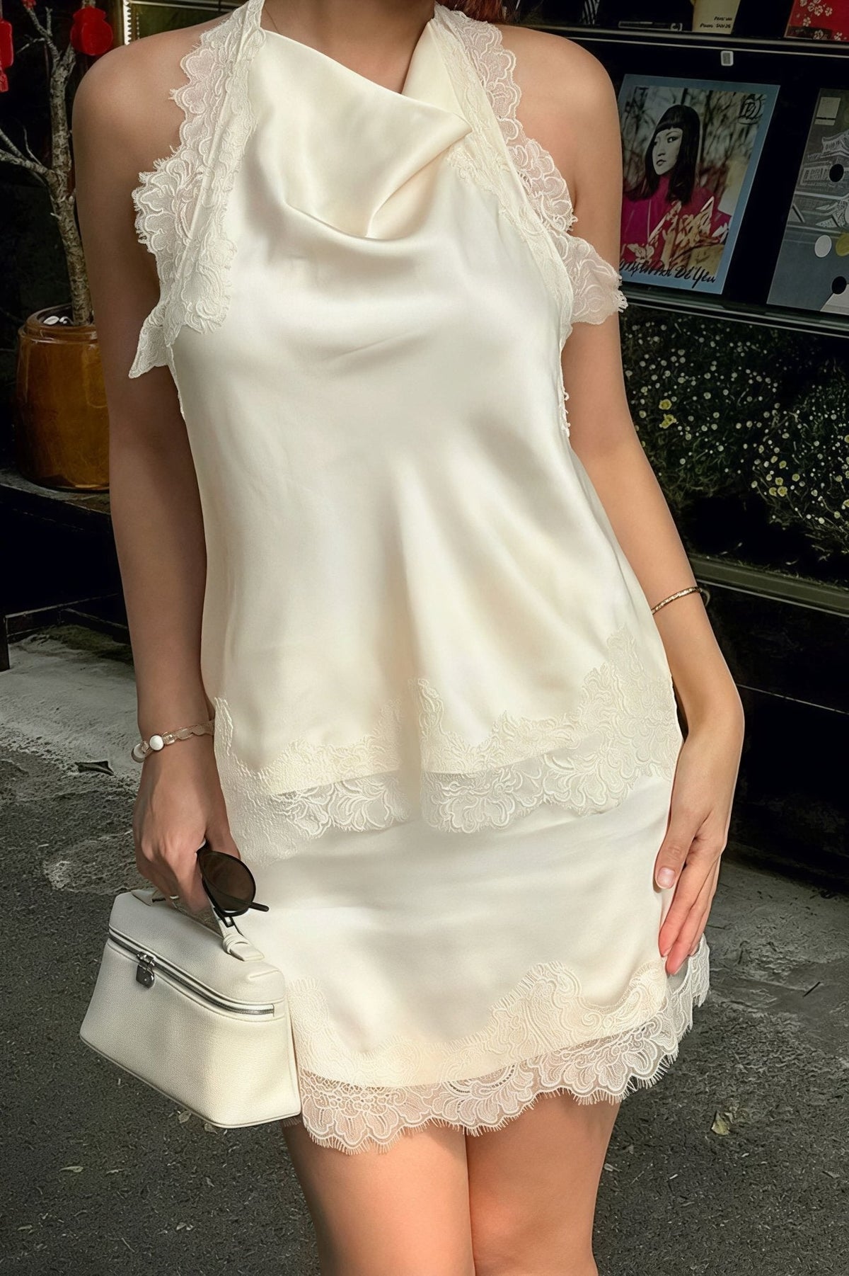 Vestido mini de renda com decote halter Lena